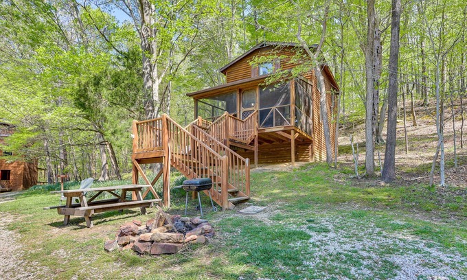 Taswell Cabina | Cozy Indiana Cabin Rental w/ Private Porch & Grill