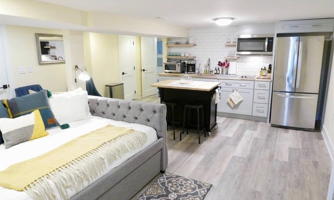 Southeast Apartamento | Cozy + Industrial - Bijou Studio en Capitol Hill!