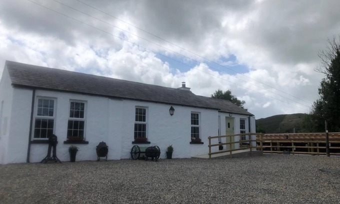 Newry Cabaña | Cozy Irish Cottage situated in the heart of Slieve Gullion w/hot tub & fire pit.