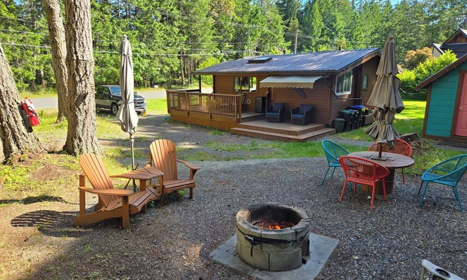 Regional District of Nanaimo Cabaña | Cottage on Gabriola: Cedar & Stone Retreat