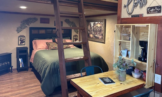 Blanchard Cabina | Cozy Italian themed Cabin close to Blanchard/walking trails/fishing pond.