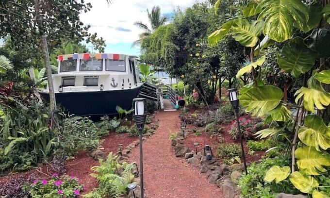 Kealakekua Cama Y Desayuno | Cozy jungle boat hideaway with stunning ocean view