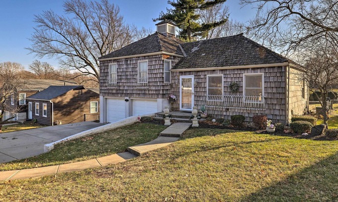 Gladstone Casa | Cozy Kansas City Home w/ Yard - 9 Mi to Dtwn!