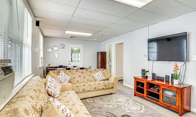 Keansburg Cabaña | Cozy Keansburg Cottage: Walk to Beach & Boardwalk!