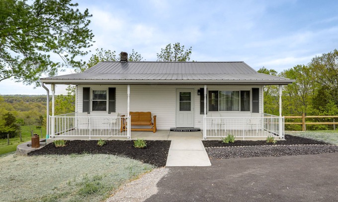 Jonesville Casa | Cozy Kentucky Retreat - Deck, Near Ark Encounter!
