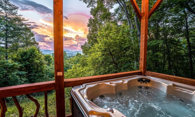 Franklin Cabina | Cozy & kid friendly cabin w/ million $ views, hot tub, game room, and fire pit!!