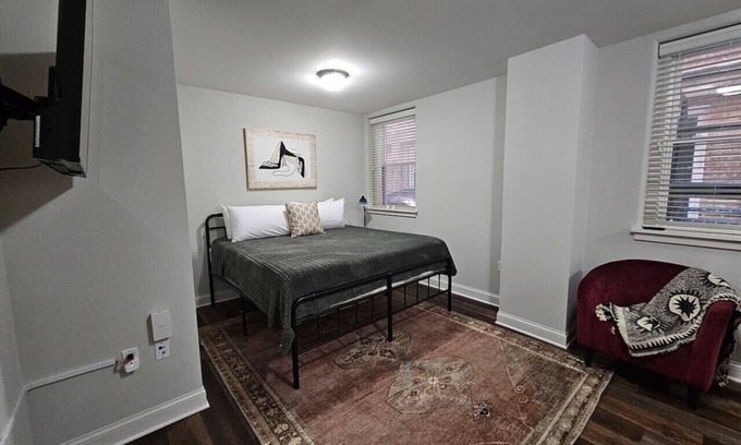 Champaign Apartamento | Cozy King Bed Stay at the Historic Inman - 201