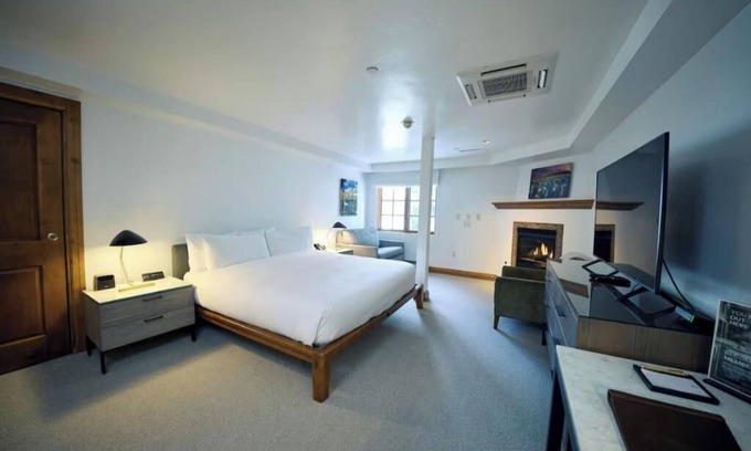Vail Hotel | Cozy King Room at Gravity Haus in the heart of Vail Village - walk to ski lifts!