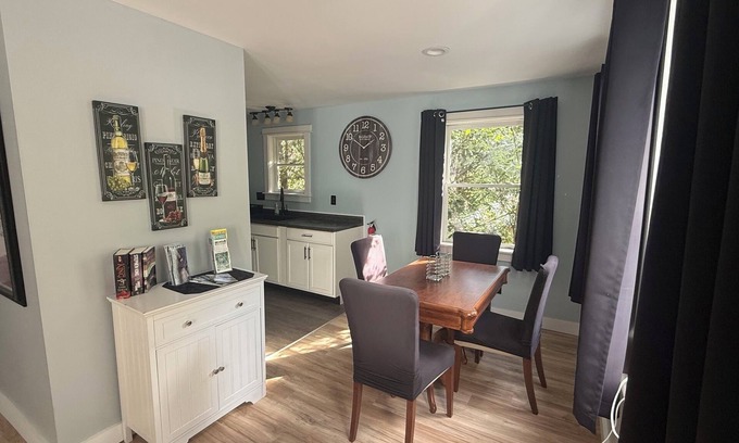 Bucksport Apartamento | Cozy King Sized 1-BR Maine Nature Retreat with Ridge Views, Pool & Hot Tub!