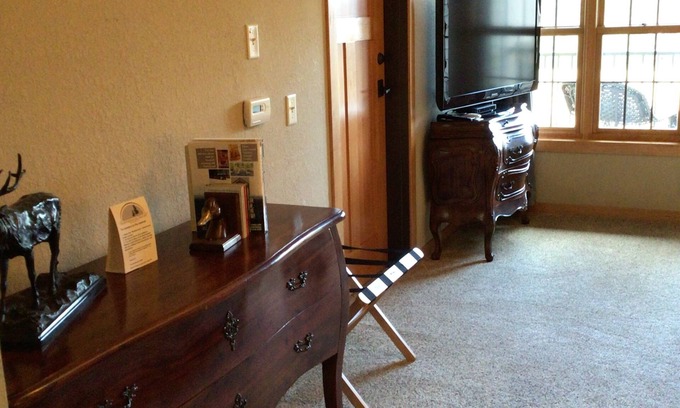 Three Lakes Condominio | Cozy King Studio Retreat for Two, Northernaire Resort – Three Lakes, WI
