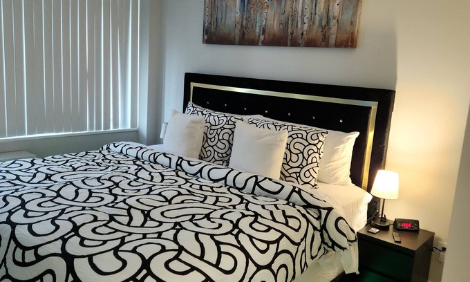 Towson Apartamento | Cozy King suite at the Heart of Towson.