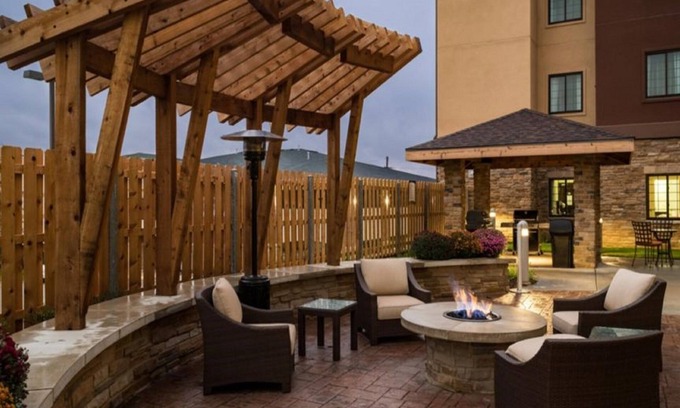 Wichita Falls Condominio | Cozy King Suite | FREE Breakfast + Laptop-friendly