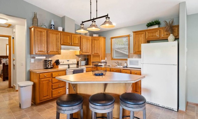 Tomahawk Cabaña | Cozy Lake Alice Cottage Next to Trails & WI River! Pet Friendly!