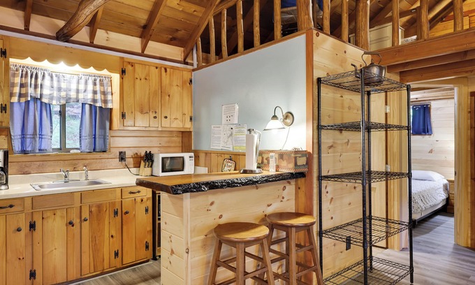 Greentown Cabina | Cozy Lake Cabin 3 with Boatdock