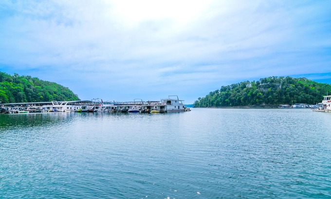 Jamestown Cabaña | Cozy Lake Cumberland Retreat with hot tub, just above Jamestown Marina!