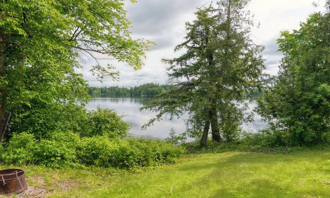 Frontenac Cabina | Cozy Lake Escape: 2-Bed with Bunk, Sleeps 4, Full Kitchen & AC