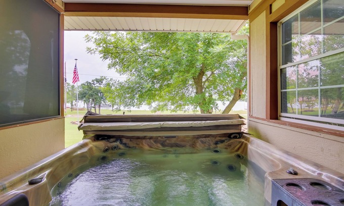 Eufaula Casa | Cozy Lake Eufaula Hideaway w/ Fire Pit & Hot Tub!