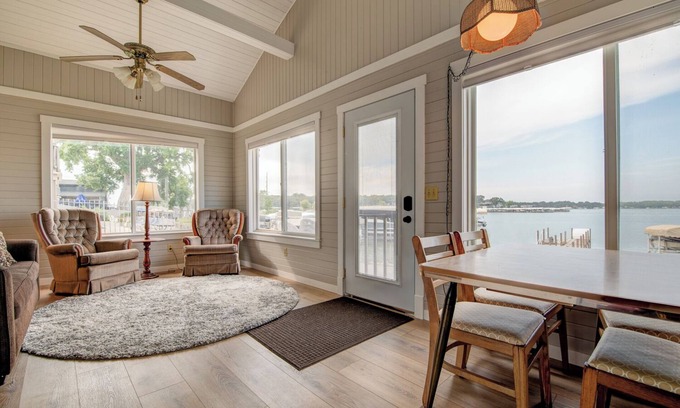 Arnolds Park Cabina | Cozy Lake Front Cabin - East Lake Private Dock - GREAT LOCATION Next to The Ritz