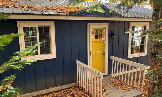 Iron River Cabaña | Cozy, lake front cabin on beautiful Stanley Lake