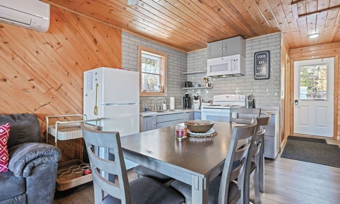 Pickerel Cabina | Cozy Lake Front Cabin