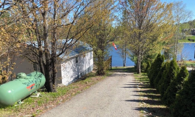 St. Charles Cabaña | COZY LAKE FRONT COTTAGE ON NEPEWASSI LAKE