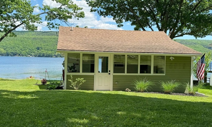Honeoye Cabaña | Cozy Lake Front Cottage