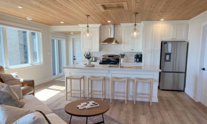 Turkey Point Cabaña | Cozy Lake Front ‘Tiki’ Cottage