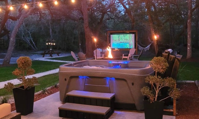 Branford Casa | Cozy Lake House, Hot Tub & Close to FL Springs