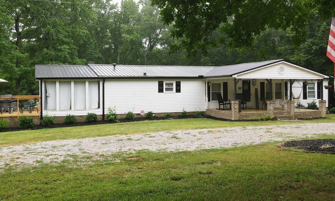Henderson Casa | Cozy Lake House Retreat with Private Dock