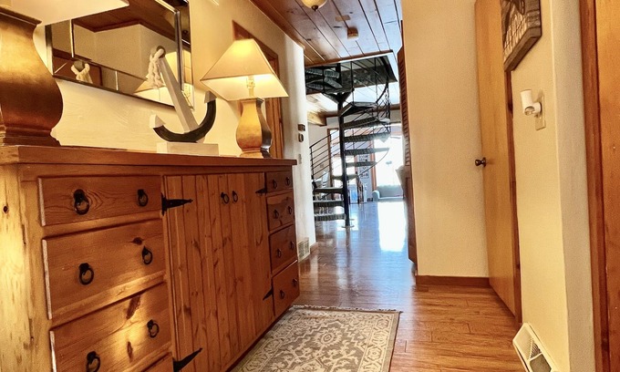 Poynette Casa | Cozy lake house with a hot-tub!!