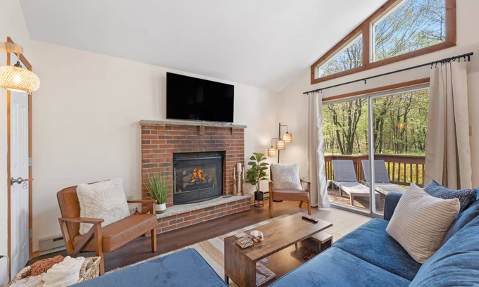 Albrightsville Casa | Cozy Lake Mountain Escape Cottage- Fire pit, Large Deck, Community Lakes & Pools