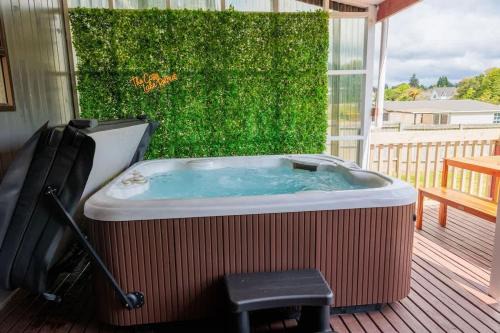 Hamurana Casa | Cozy Lake Retreat Lake Views & Amazing Games Room