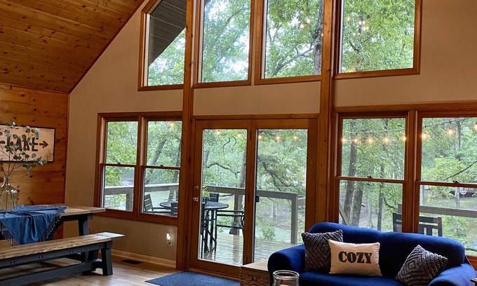 Effingham Cabaña | Cozy Lake Sara Year-Round Cottage- Amazing beach and lake-side restaurants.