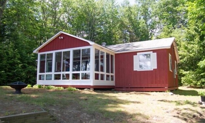 Meredith Cabaña | Cozy Lake Winnisquam retreat for 6 with dock and swimming