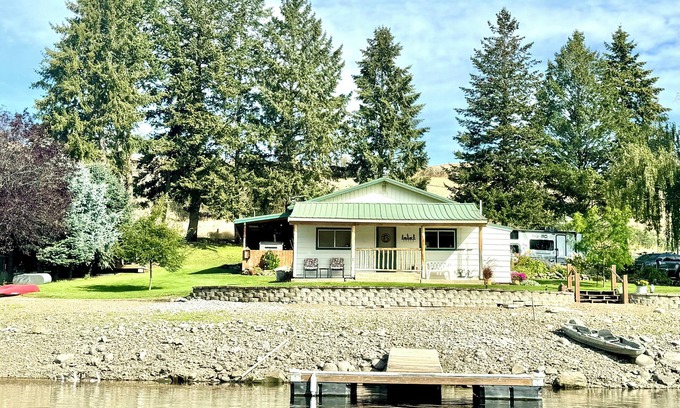 Tonasket Cabina | Cozy Lakefront Cabin - Hunters Welcome!