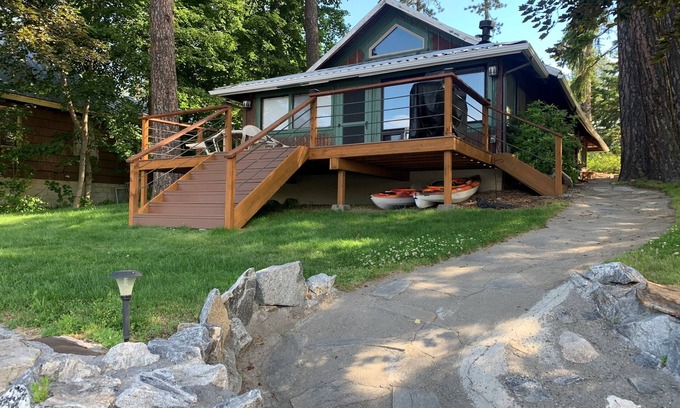 Rathdrum Cabina | Acogedora cabaña frente al lago en Lower Twin Lake con muelle privado
