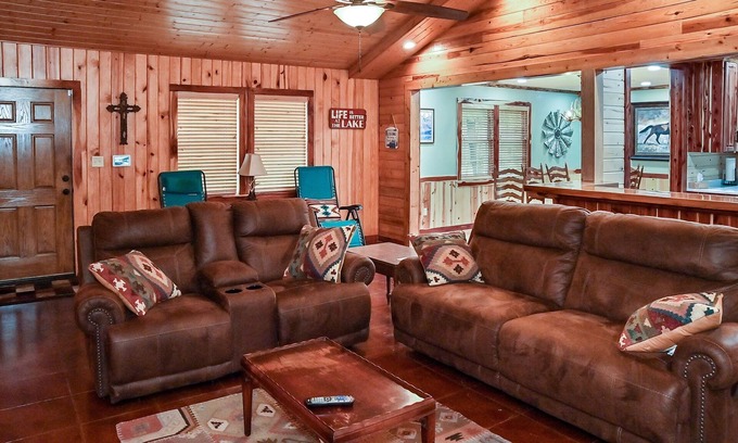 Negreet Cabina | Cozy lakefront cabin with boat house & ramp on Toledo Bend Lake