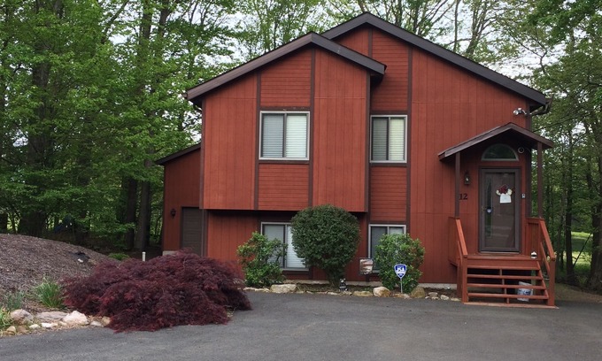 Jonas Casa | Acogedor Lakefront Chalet w / Hot Tub, Gameroom y fogata al aire libre!