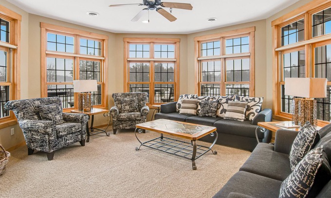 Three Lakes Condominio | Cozy lakefront condo with balcony, fireplace, AC, indoor pool, gym, & hot tubs