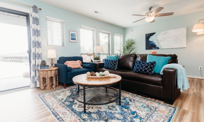 North Shore Condominio | Cozy Lakefront Condo with Kayaks at Bernard's Landing on Smith Mountain Lake