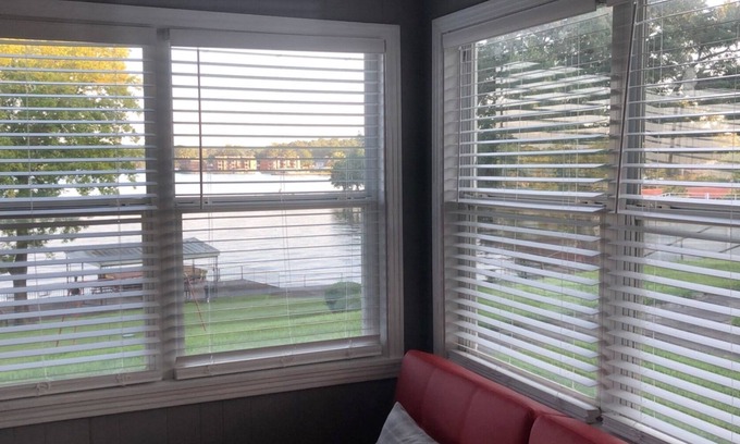 Hot Springs Cabaña | Cozy lakefront cottage (only minutes away from Oaklawn Park & Casino)
