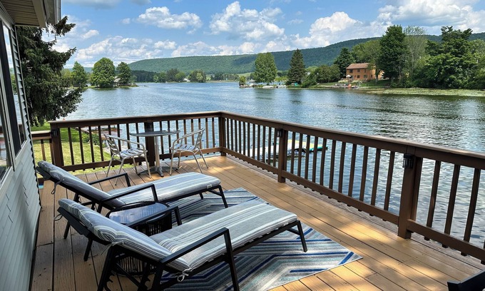 Homer Cabaña | Cozy Lakefront Cottage w/ Kayaks, Firepit, Views & Firepit!