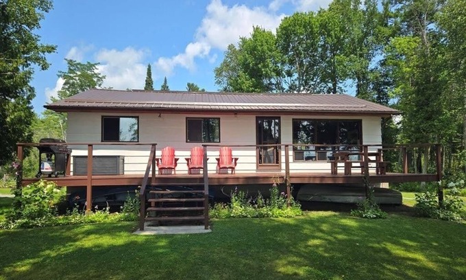 Douro-Dummer Cabaña | Cozy Lakefront Cottage in Lakefield with Bunkie