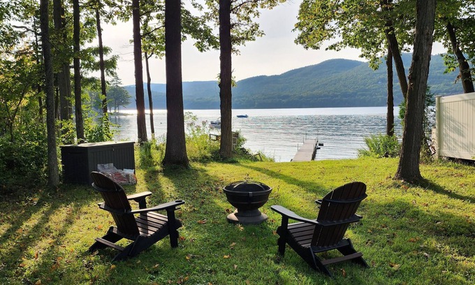 Willsboro Casa | Cozy lakefront cottage with beach.
