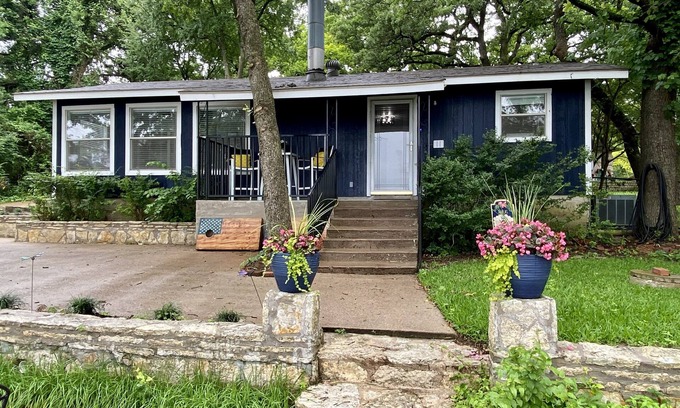 Azle Casa | Cozy Lakefront Cottage on Eagle Mountain Lake