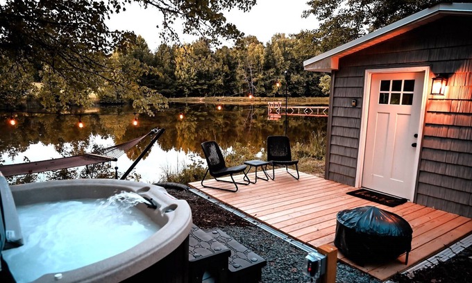Hurdle Mills Cabina | Cozy Lakefront Cottage with Hot Tub on 25-Acre Private Retreat