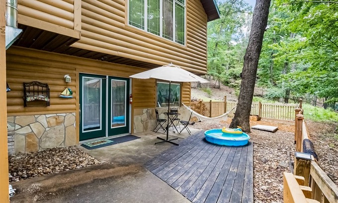 Lake Ozark Apartamento | Cozy lakefront getaway with fenced yard & hammock