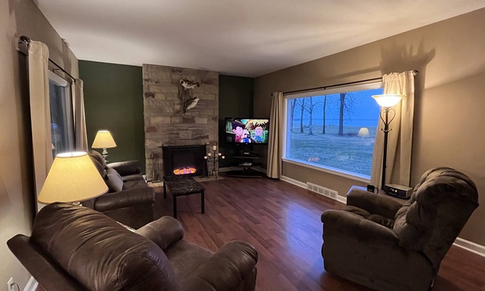 Green Bay Casa | Cozy, lakefront home in Green bay, WI.
