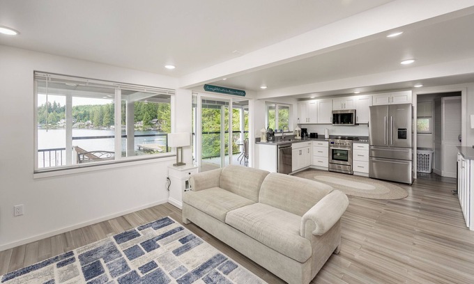 Lake Roesiger Casa | Cozy Lakefront Home near Snohomish, WA. Paddleboat, Air Conditioning