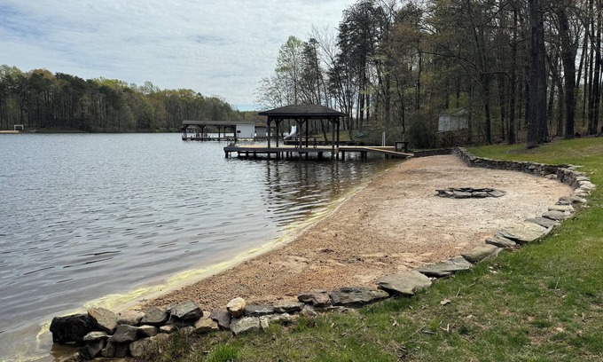 Bumpass Casa | Cozy Lakefront House on Lake Anna public side!